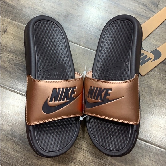 NIKE WMNS BENASSI JDI MTLC RED BRONZE/THUNDER GREY - Picture 8 of 16